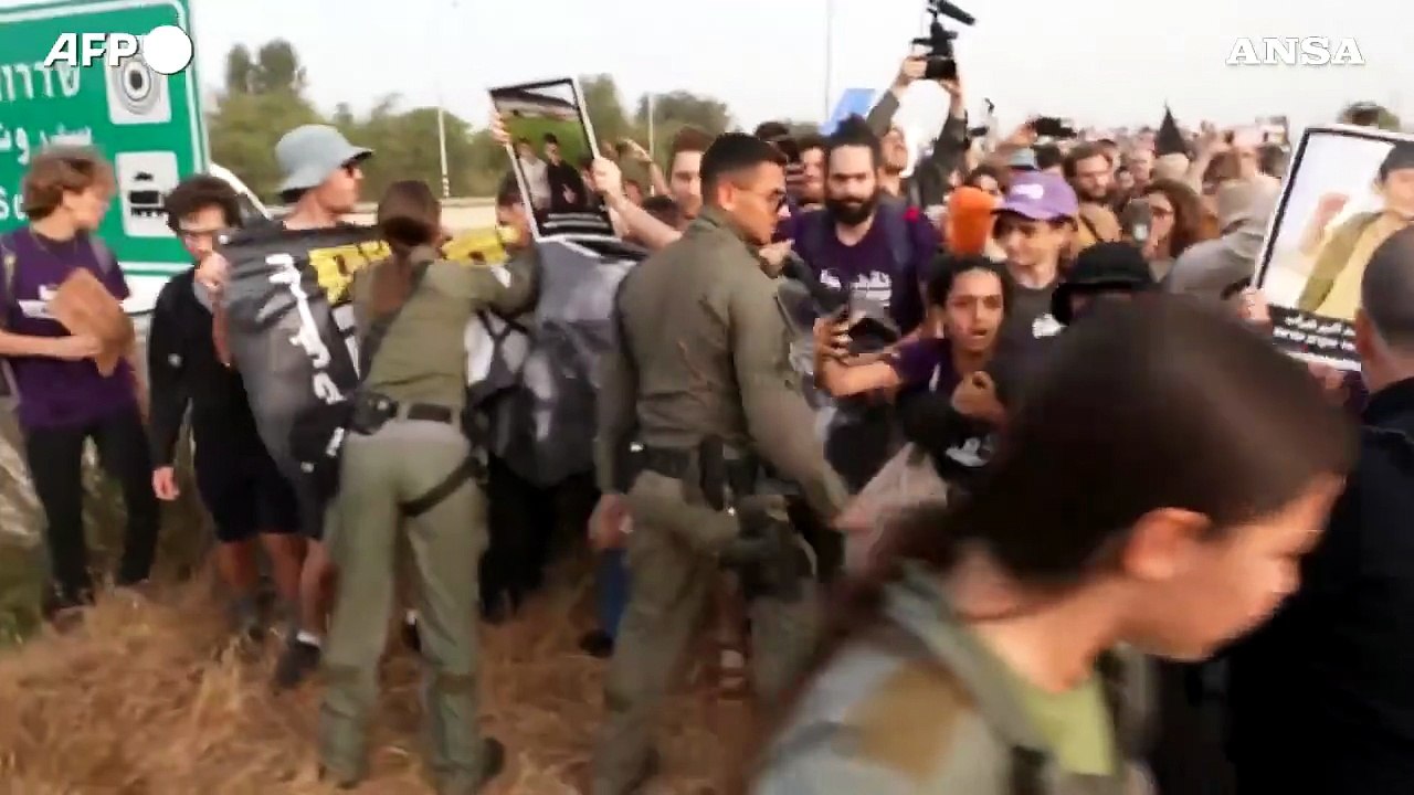 Israele, attivisti contro la guerra respinti dalla polizia a Sderot