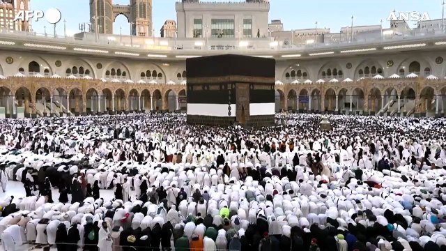 Pellegrinaggio alla Mecca, fedeli in preghiera per l'Eid al-Adha