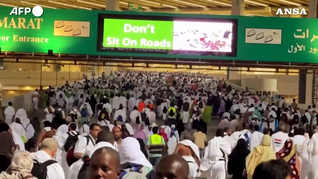 La Mecca, i fedeli celebrano l'Eid al-Adha con la lapidazione del diavolo