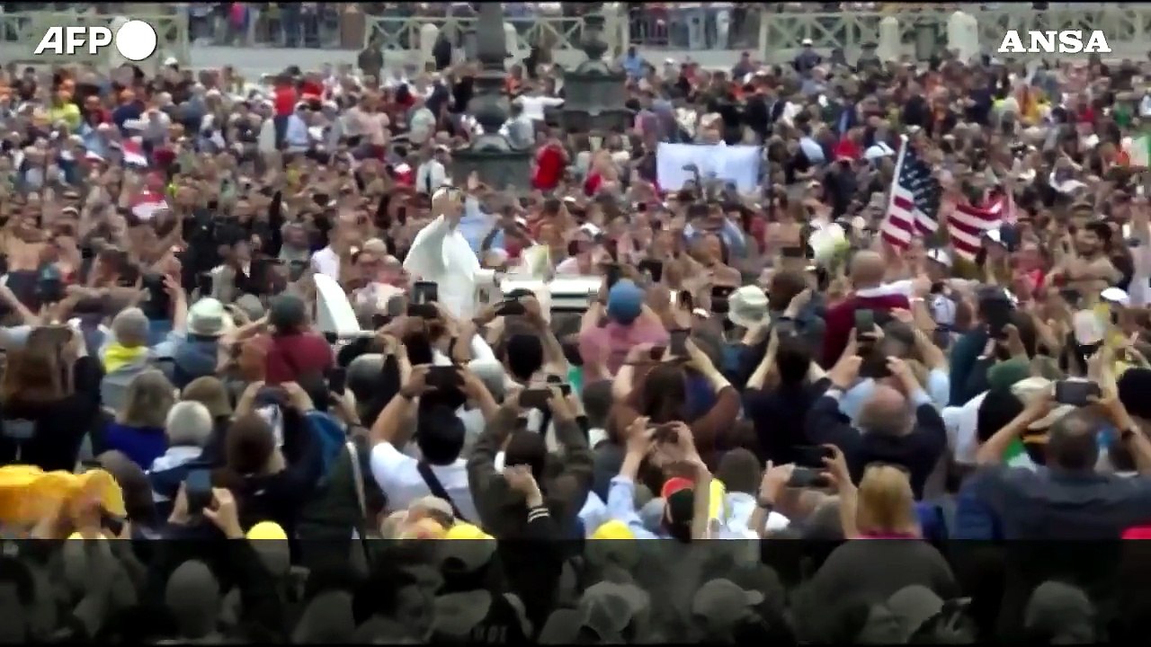 Prima udienza generale, il Pontefice a bordo della papamobile saluta i fedeli