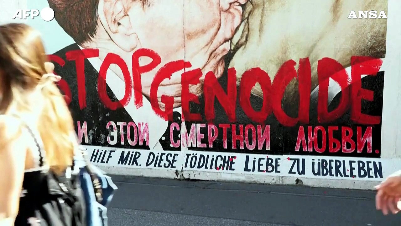 Berlino, scritta "stop al genocidio" sul murale del bacio Breznev-Honecker