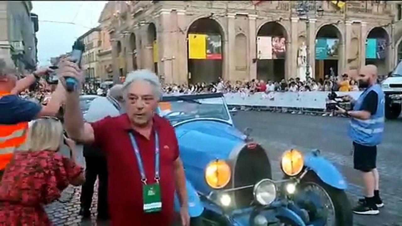 Mille Miglia: Cracco fra i primi ad arrivare in piazza Garibaldi a Parma su una Bugatti T40 - Video