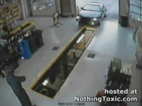 Regis met sa voiture au garage.