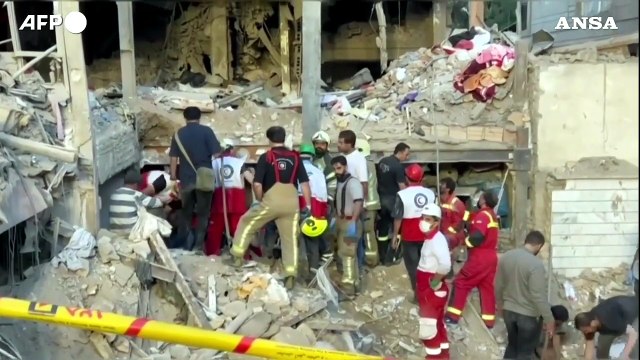 Iran, Teheran sotto i raid israeliani: macerie e colonne di fumo