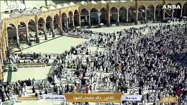 Mecca, fedeli musulmani nel rituale del Tawaf intorno alla Kaaba
