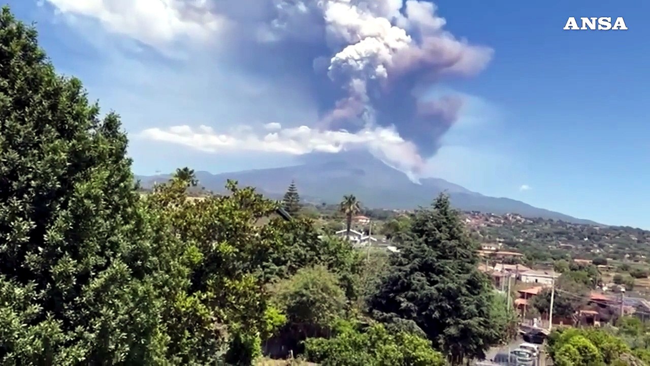 Etna, intensa attivita' vulcanica dal cratere di sud-est