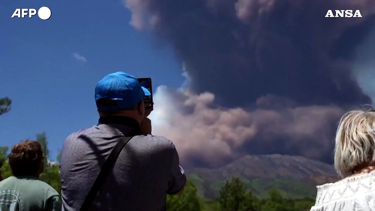 Etna, l'immensa colonna di fumo dal cratere di sud-est