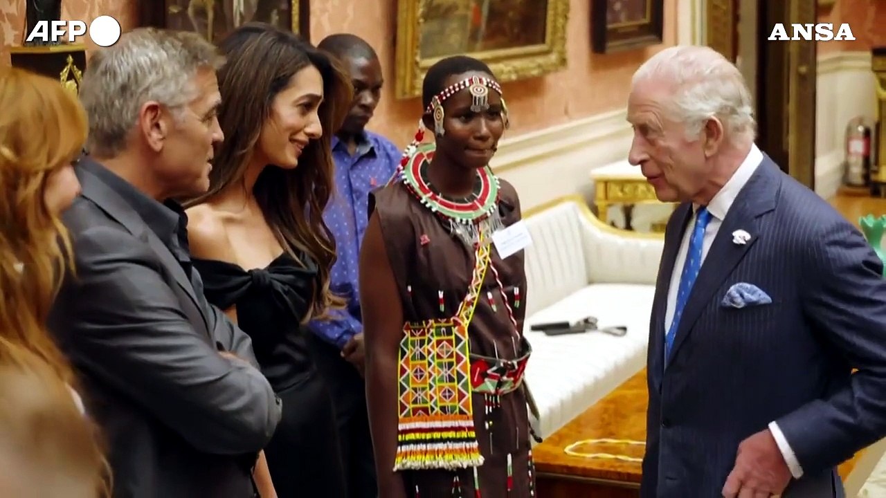 Carlo III ospita i vincitori dei King's Trust Awards a Buckingham Palace