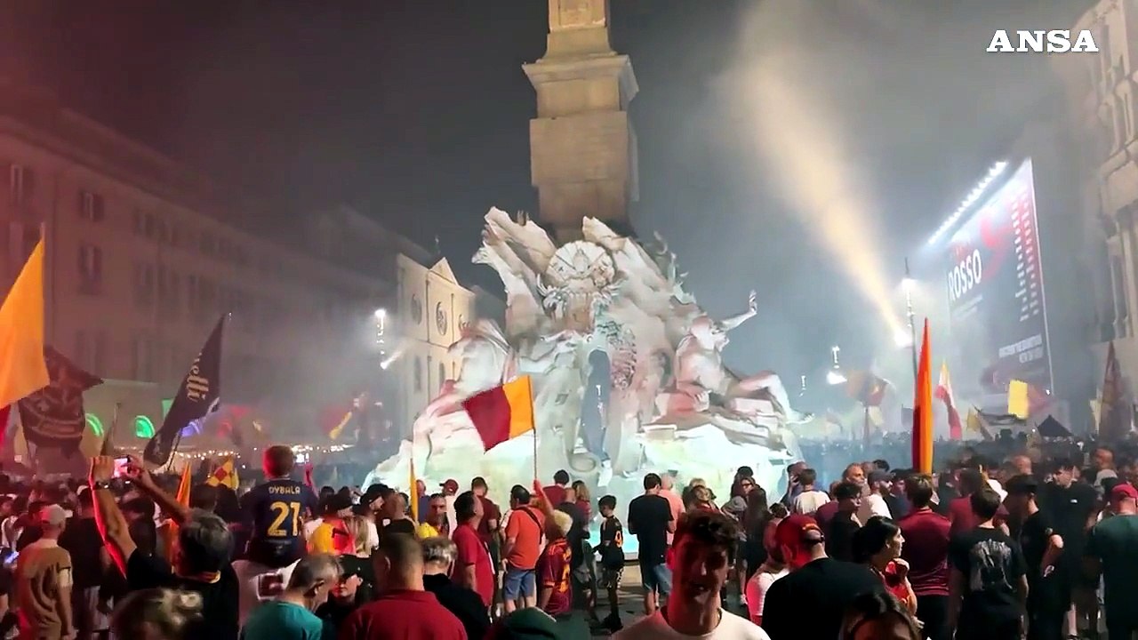 Calcio, i tifosi della Roma a Piazza Navona per i 98 anni del club