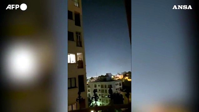 Teheran, esplosioni in cielo per gli attacchi tra Israele e Iran