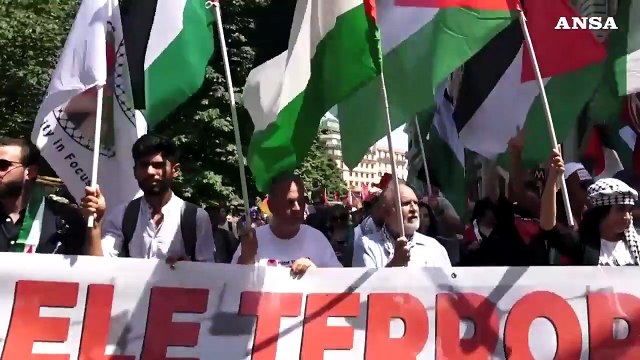 Disarmiamoli , migliaia in piazza a Roma. Bruciata una foto di Trump