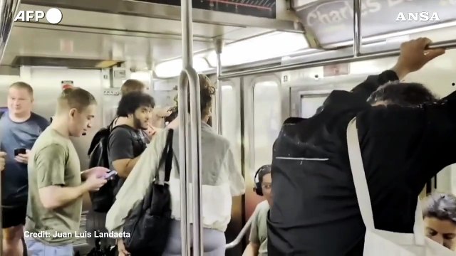 New York colpita da piogge torrenziali, la metro finisce sott'acqua