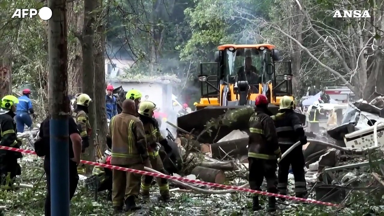 Ucraina, attacco russo con droni su un ospedale e una scuola di Kiev: almeno sei morti