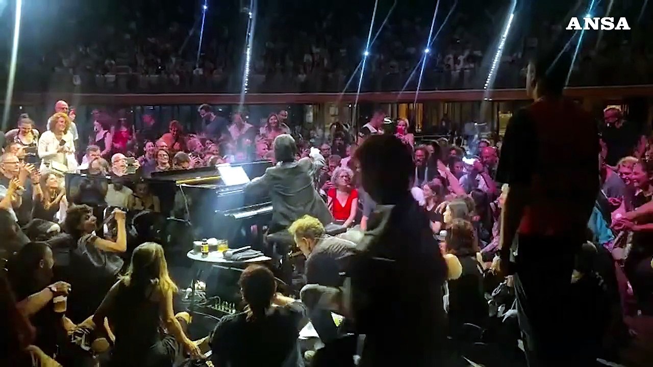 Nick Cave all'Auditorium di Roma, il pubblico invade il palco
