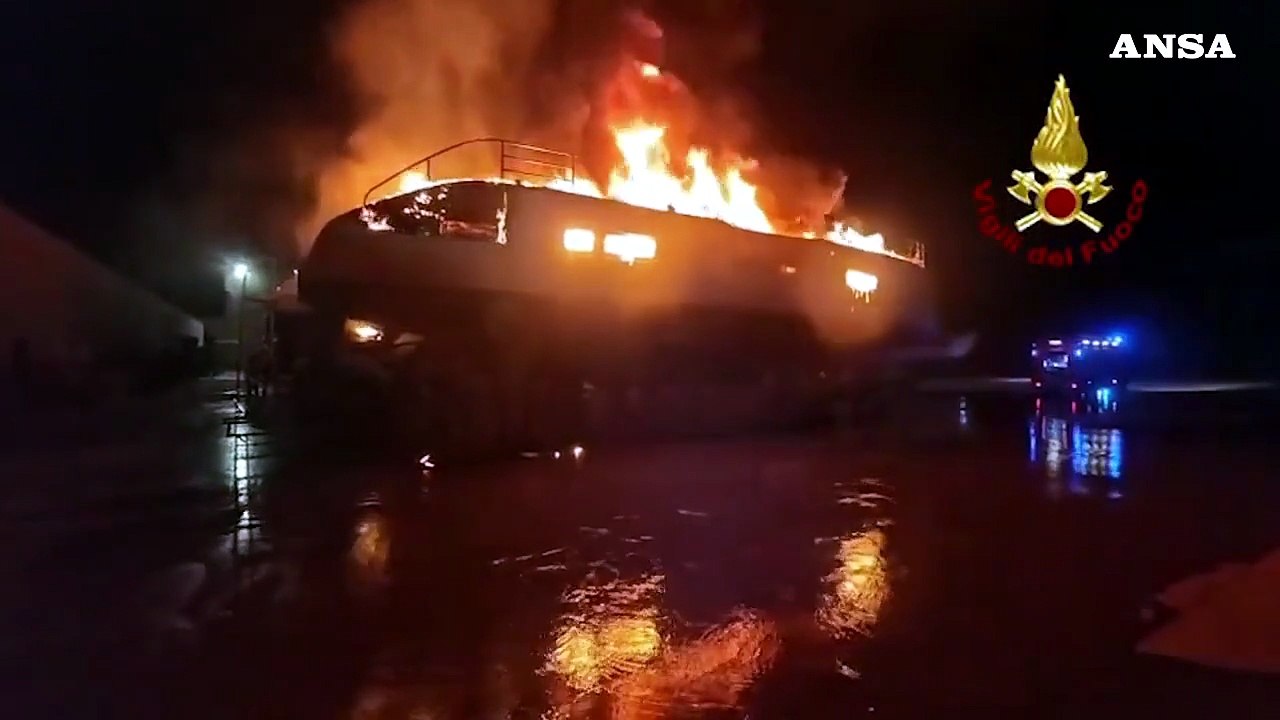 Fiamme in un cantiere nautico a Olbia, distrutto un catamarano