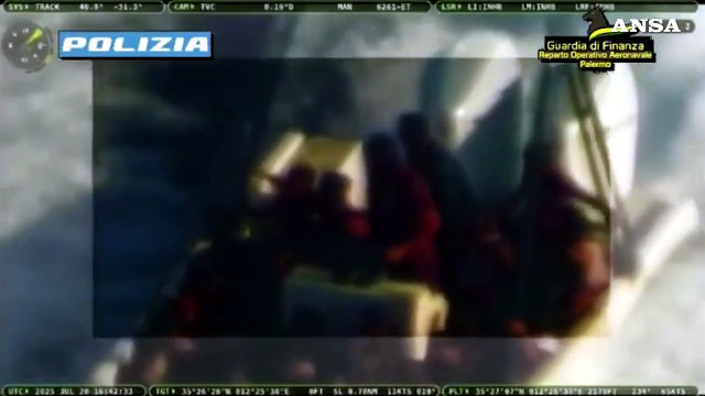 Fermato scafista a Lampedusa, 70 migranti su barchino