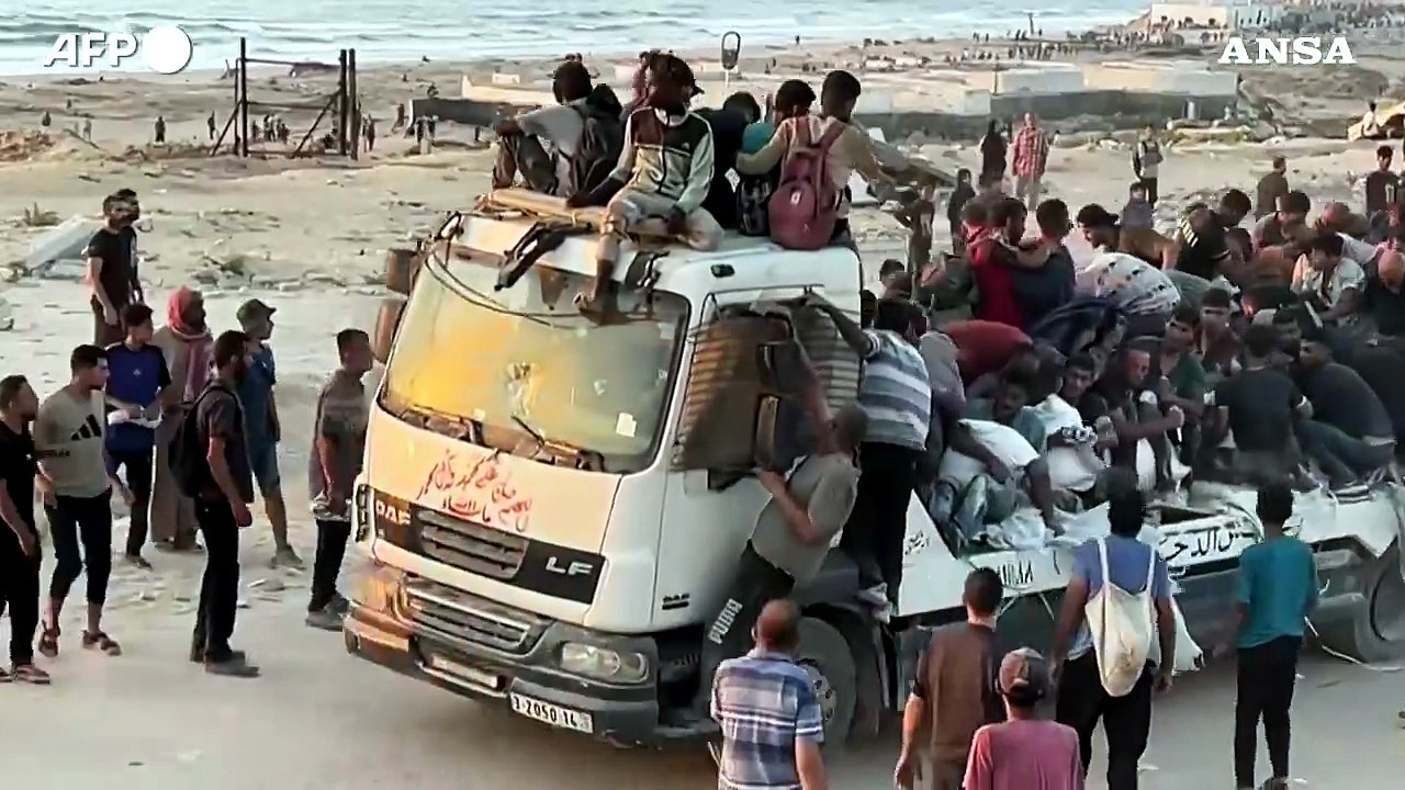 Gaza, palestinesi trasportano sacchi di farina nel nord della Striscia