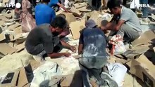 Gaza, i palestinesi raccolgono da terra il cibo in un centro di distribuzione