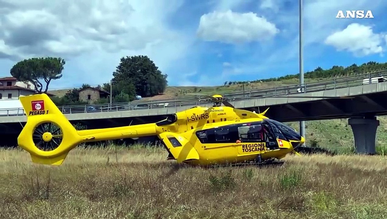 Camion salta corsia in A1: tre morti su un'ambulanza - Video