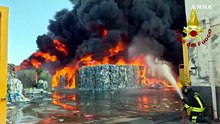 Brucia un centro di stoccaggio rifiuti a Catania, densa nube nera