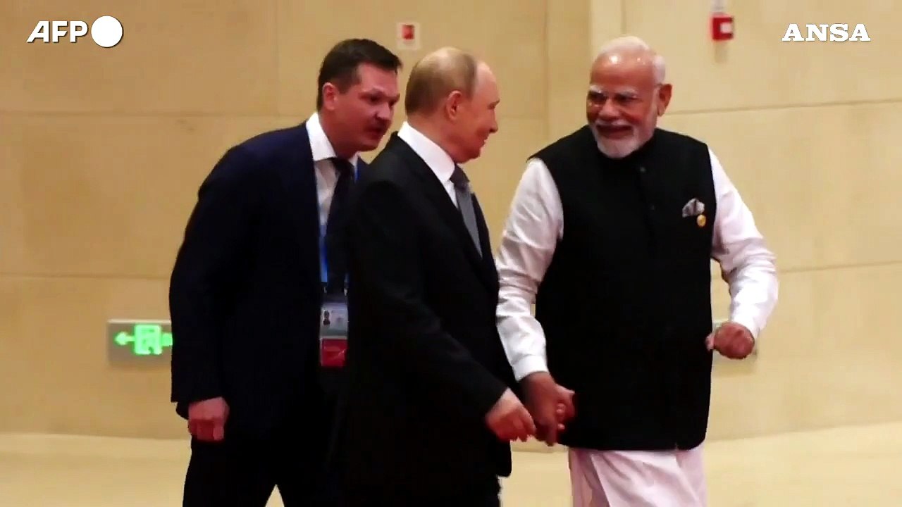 Cina, vertice Sco 2025: Putin e Modi camminano tenendosi per mano