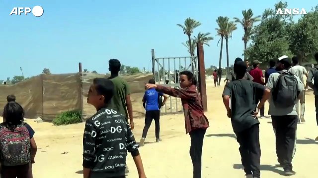 Gaza, aiuti umanitari planano sul campo di al-Zawaida
