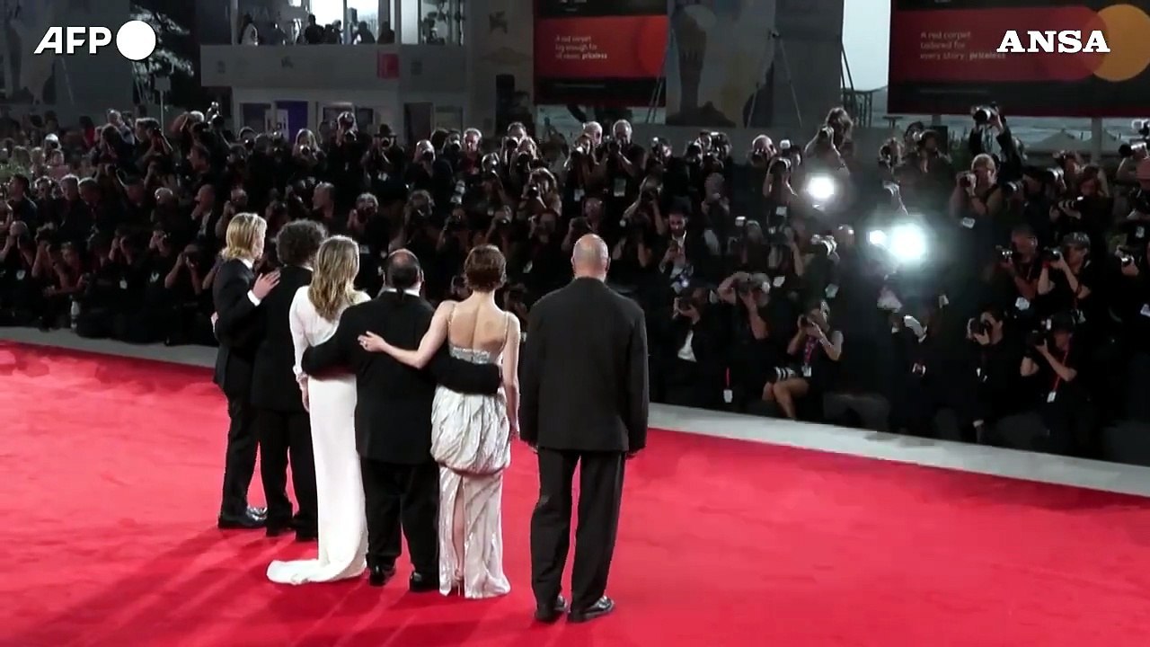 Il cast di "Bugonia" brilla sul red carpet della Mostra del Cinema di Venezia