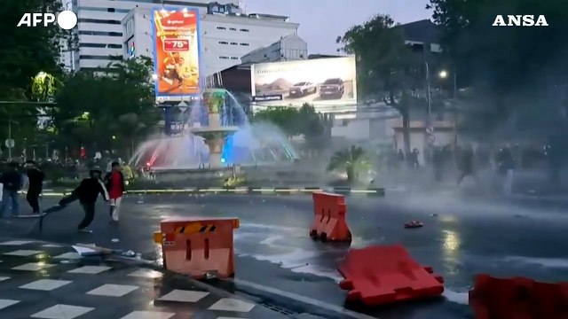Indonesia, scontri fra manifestanti e polizia dopo la morte di un tassista
