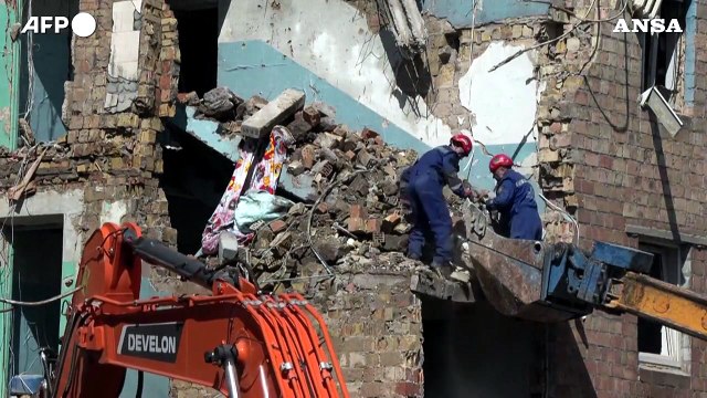 Kiev, i soccorritori cercano sopravvissuti e vittime degli attacchi russi
