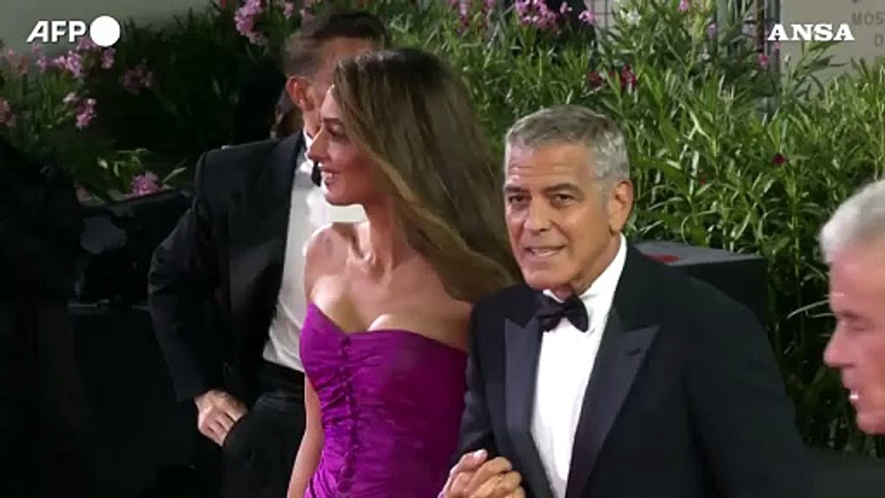 Venezia, George Clooney a sorpresa sul red carpet di Jay Kelly