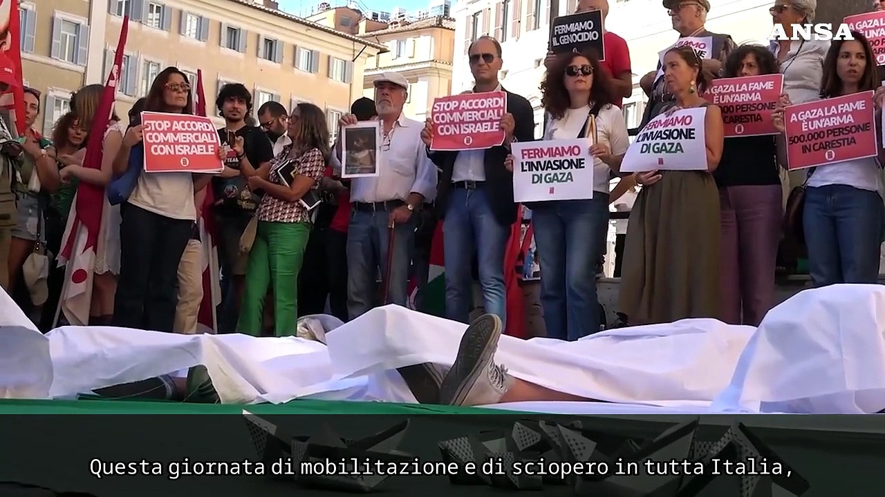 Sciopero per Gaza, la Cgil a Montecitorio con il lutto e barche di carta: "Basta genocidio"