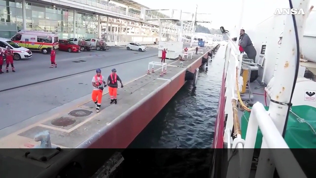 Sbarcati a Savona i 146 migranti soccorsi dalla Life Support di Emergency
