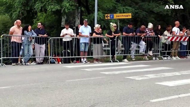 Funerali di Armani: l'arrivo del feretro a Rivalta, nel Piacentino