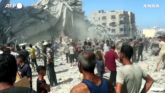 Gaza City, l'Esercito israeliano abbatte anche la torre Al-Kawthar