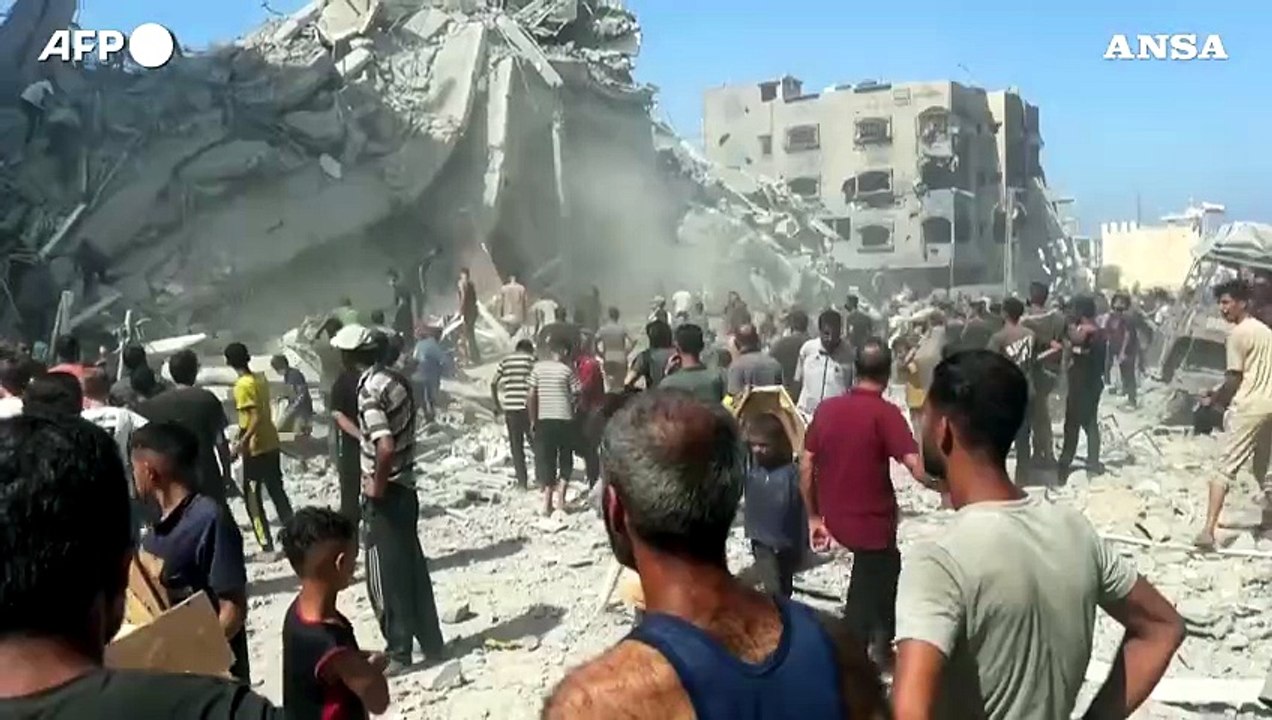 Gaza City, l'Esercito israeliano abbatte anche la torre Al-Kawthar
