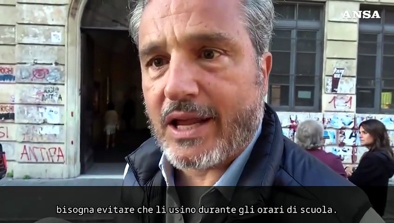 Primo giorno di scuola al Righi di Roma. I genitori approvano lo stop al cellulare