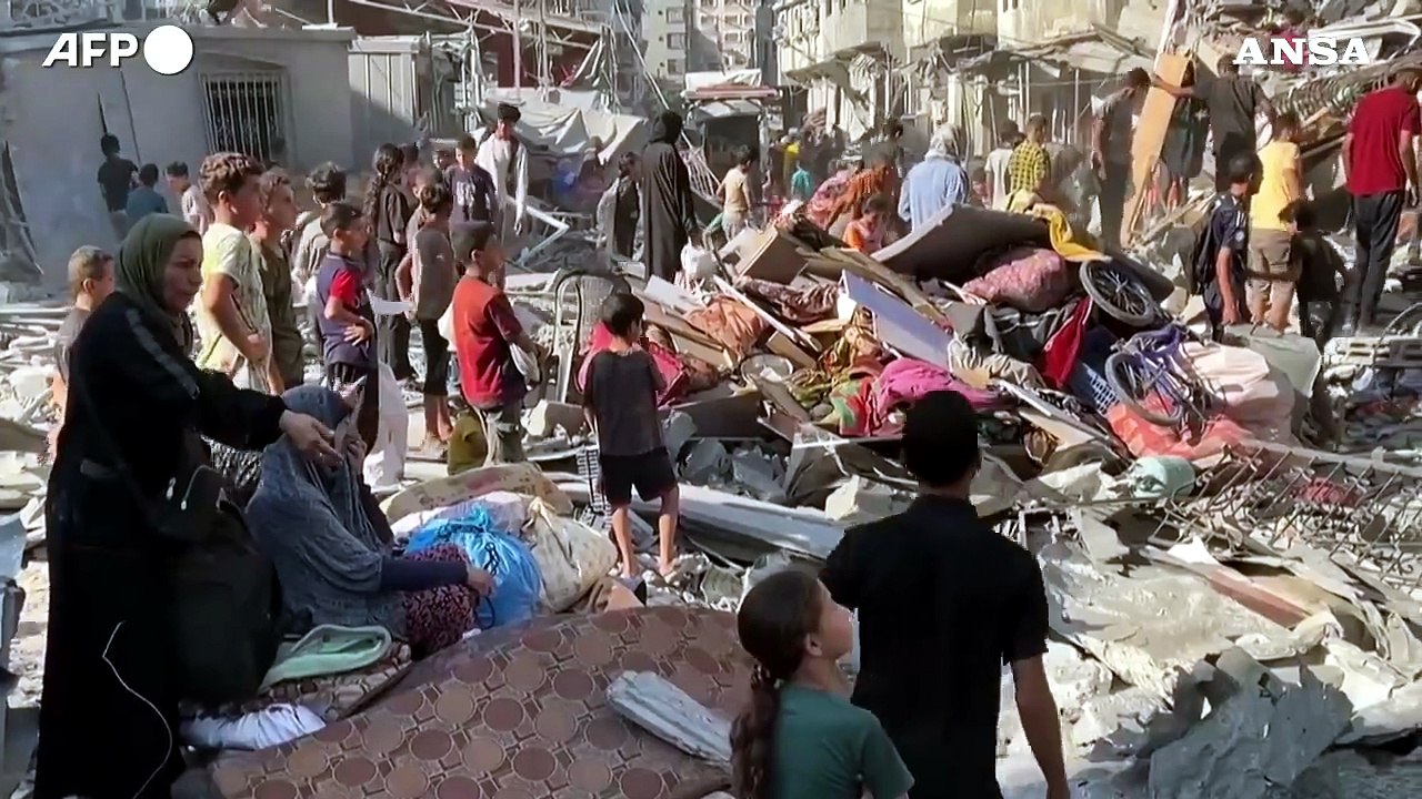 Gaza City, palestinesi fra le macerie dopo l'ennesimo raid israeliano