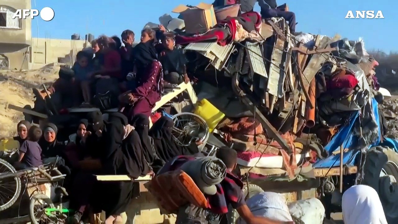 Gaza sotto i raid israeliani, migliaia di palestinesi in fuga verso sud