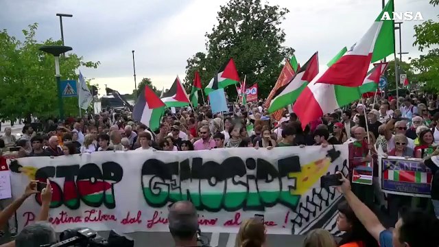 Venezia, partito il corteo pro Gaza al Lido: Siamo piu' di 5.000