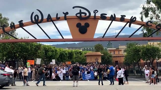 Hollywood, lavoratori dello spettacolo contro la sospensione del Jimmy Kimmel live!