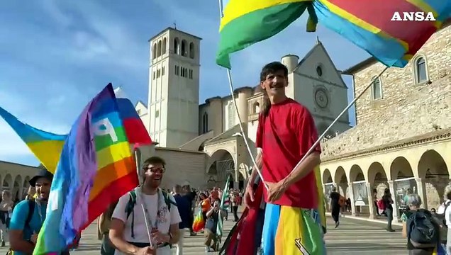 Bandiera della Palestina e Israele unite, la conclusione della Marcia della pace Assisi