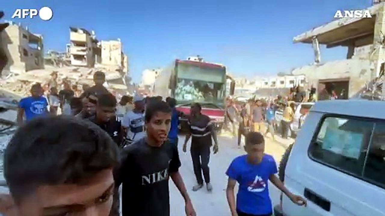 Gaza, autobus carichi di palestinesi liberati da Israele arrivano a Khan Yunis