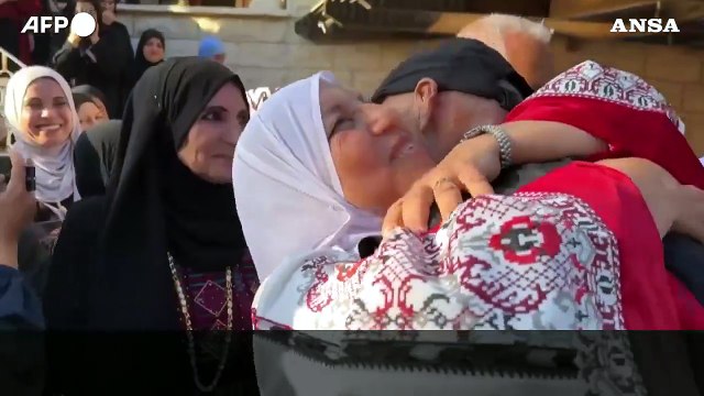 I palestinesi liberati dalle carceri israeliane arrivano a Jenin
