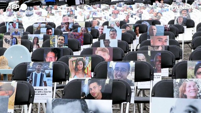 Berlino, alla Porta di Brandeburgo 1200 sedie vuote per ricordare il 7 ottobre