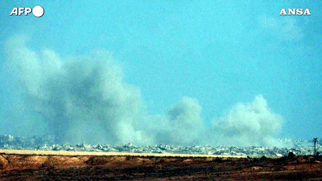 Continuano gli attacchi di Israele a Gaza: il fumo si alza sulla Striscia settentrionale