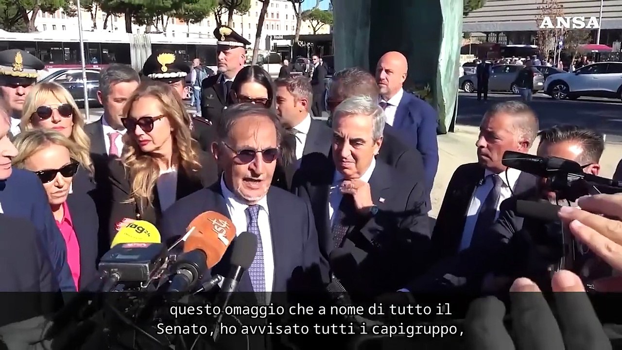 La Russa rende omaggio alla statua di Wojtyla: "Scritta ignobile"