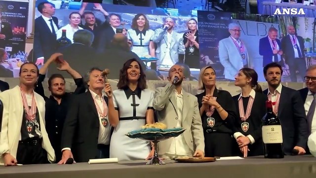 XXVI Asta Mondiale del Tartufo Bianco d'Alba: trifola di 1009 grammi battuta per 110 mila euro
