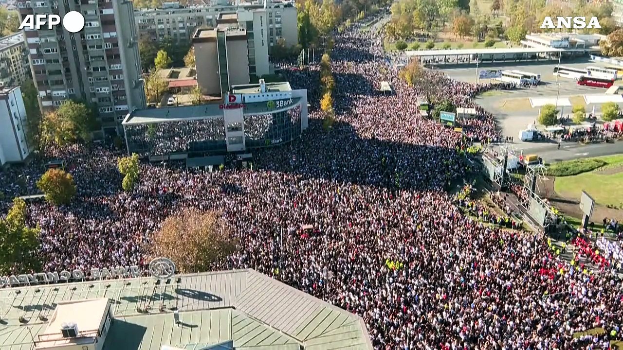 La Serbia ricorda le vittime del crollo in stazione, migliaia a Novi Sad