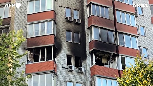 Kiev, edifici danneggiati dopo un massiccio attacco notturno russo - Video