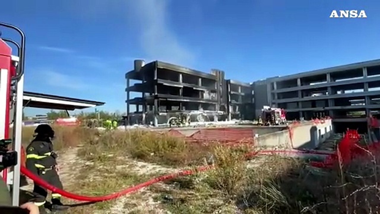 Incendio in un edificio occupato a Roma, ferito un uomo